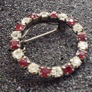 VINTAGE 1950'S CLEAR AND RED RHINESTONE CIRCLE PIN Set in gray metal.